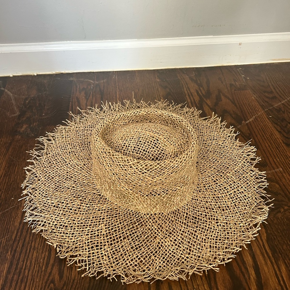Lack of color straw hat